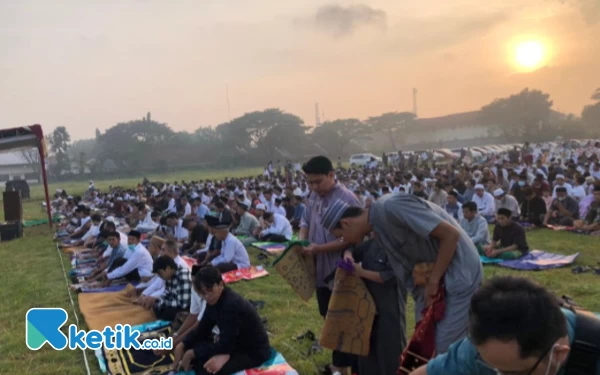 Thumbnail Berita - Ribuan Warga Mojokerto Salat Id di Lapangan Raden Wijaya