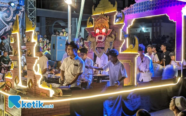 Foto Para pemain musik perkusi Thongtek unjuk kebolehan di hadapan para juri dan penonton Festival Thongtek 2025 di Kelurahan Panggang Jepara, Jawa Tengah, Jumat (21/3/2025) (Foto: Malik Naharul/Ketik.co.id)