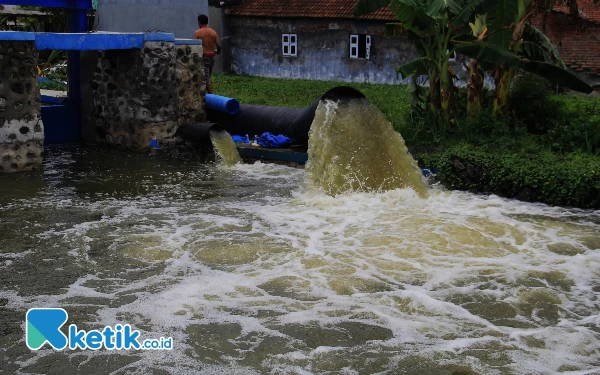 Thumbnail Berita - Bupati Gus Muhdlor Bantu Korban dan Atasi  Banjir akibat Subsidence di Kedungbanteng, Tanggulangin