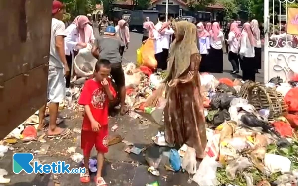 Depan Pendopo Bupati Sidoarjo Dihujani Sampah, Ning Sasha dan Emak-Emak Turun Tangan Membersihkan