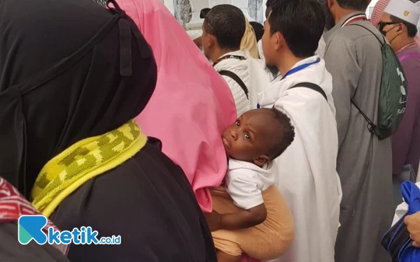 Thumbnail Berita - [LIVE] Gigihnya Seorang Ibu Gendong Anak di Tengah Padatnya Jemaah Haji di Masjidil Haram
