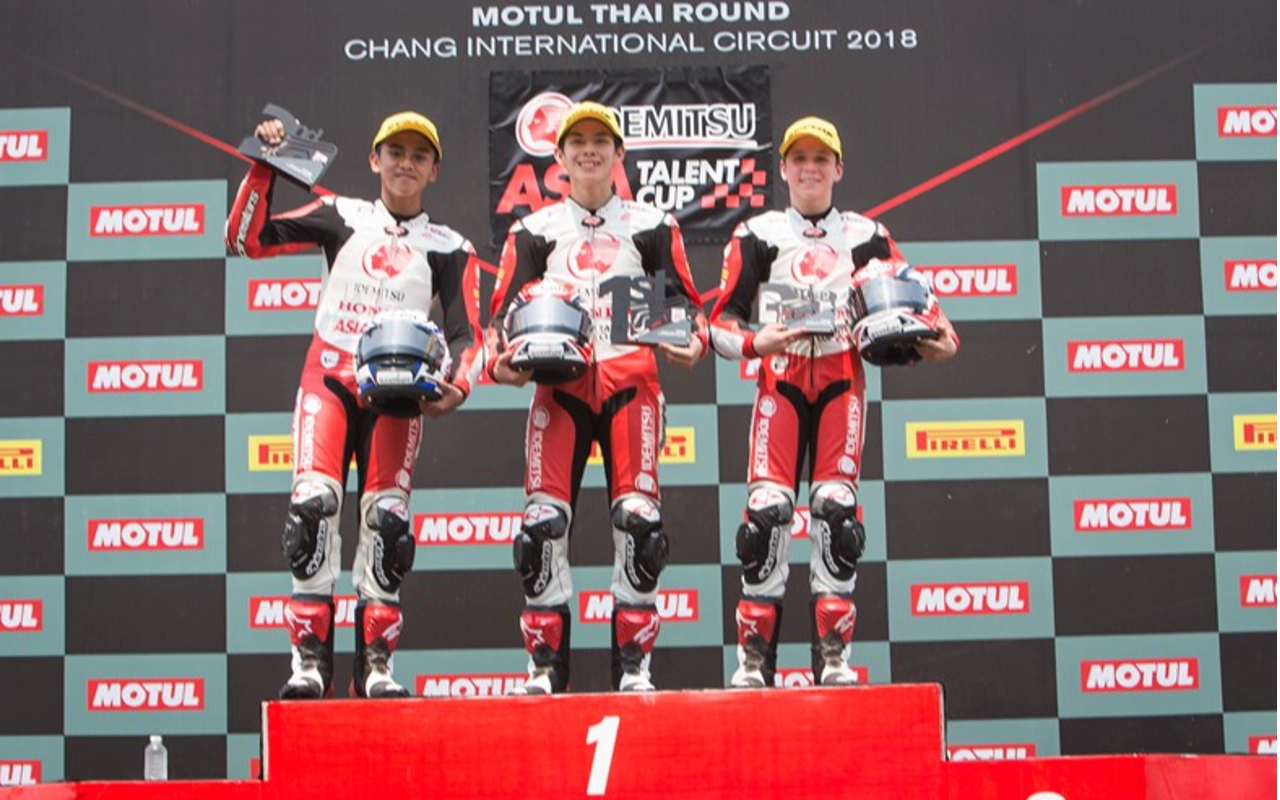 Foto Mario Suryo Aji (kir) di podium kedua Asia Talent Cup 2018 di sirkuit Buriram, Thailand. (Foto: dok. AHRT)