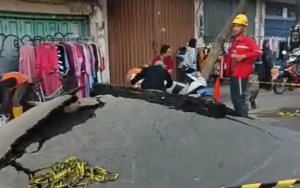 Viral Jalan Aspal Mengembang Seperti Gunung, PDAM Surabaya Beri Penjelasan