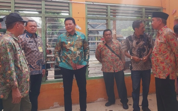 Foto Plt Bupati Sidoarjo H Subandi SH MKn melihat kondisi ruang kelas TK Dharma Wanita Persatuan Desa Wonoplintahan, Kecamatan Prambon, Kabupaten Sidoarjo, yang atapnya ambruk pada Maret lalu. (Foto; istimewa)