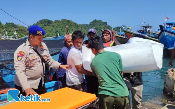 Thumbnail Berita - Sakit di Tengah Laut, Nelayan Asal Pekalongan Dievakuasi Satpolairud Polres Malang