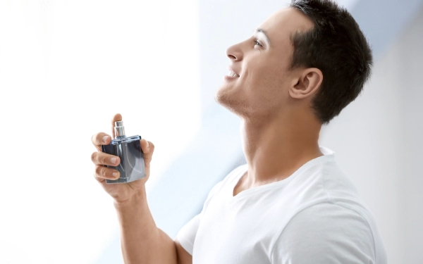 Perhatikan Cara Gunakan Parfum agar Tahan Lama