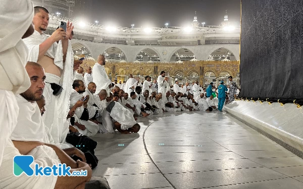 Thumbnail Shaf pertama depan Ka’bah diantara Rukun Yamani dan Hajar Aswad (Foto: Kiagus Firdaus/Ketik)