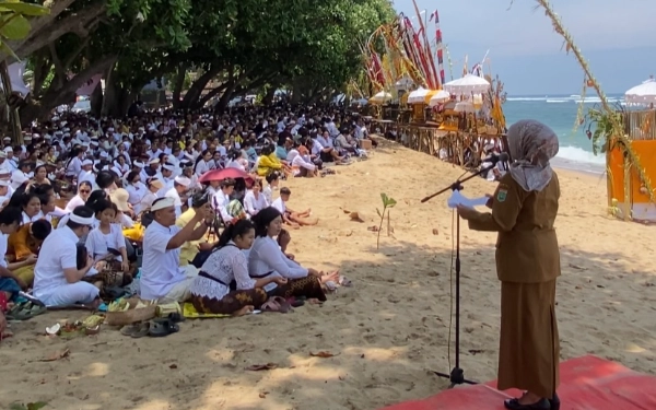 Thumbnail Berita - Jelang Nyepi, Ribuan Umat Hindu di Malang Ikuti Ritual Jalanidhipuja di Pantai Balekambang