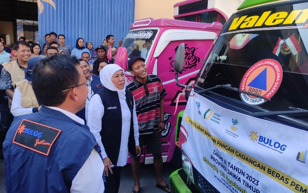 Foto Khofifah pastikan alamat yang dituju oleh truk pengangkut beras  sesuai  dengan alamat tempat penerima bantuan. (Foto: Yudha/Ketik.co.id)