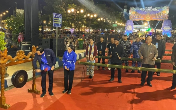 Gambar Gong Ditabuh! Festival Ronthek Pacitan KEN 2025 Resmi Dibuka oleh EBY