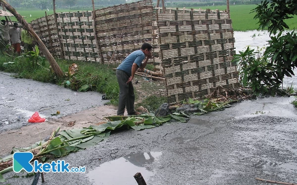 Foto Warga Desa Renokenongo melihat dari jauh sumber lumpur panas di desanya pada 2006  lalu. Desa itu kini tenggelam dan akan bergabung dengan Desa Glagaharum. (Foto: Fathur Roziq/Ketik/co.id)