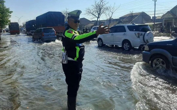 Thumbnail Awas! Pantura Macet karena Perbaikan Jalan dan Banjir Rob