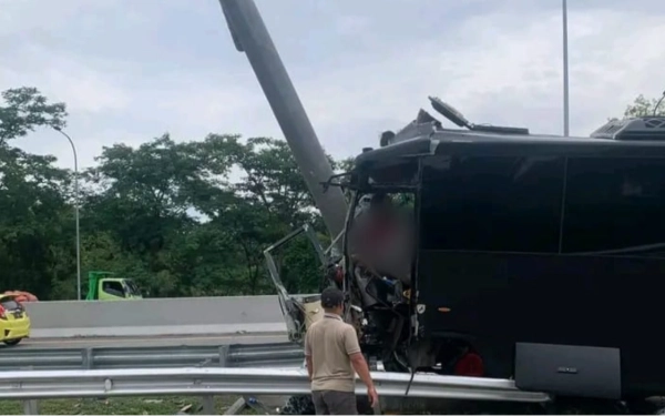 Thumbnail Berita - Bus Brimob Kecelakaan di Tol Pandaan-Malang, Sopir Tewas