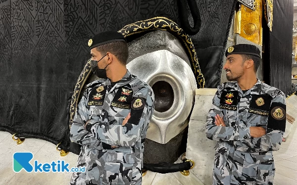 Thumbnail Askar atau pasukan keamanan Masjidil Haram yang selalu sigap dan siaga berjaga mengamankan serta menertibkan pelaksanaan ibadah di Masjidil Haram. (Foto: Kiagus Firdaus/Ketik)