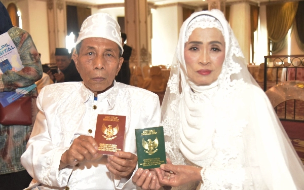 Setelah 50 Tahun Bersama, Pasangan Tertua Dapat Buku Nikah