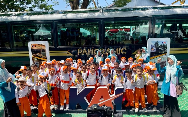 Foto Siswa SD mendapat kesempatan mengunjungi Balai Yasa KA  Surabaya  Gubeng agar lebih mengenal lingkungan kerja PT KAI. (Humas KAI Daop 8)