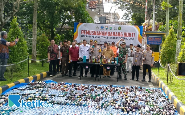 Thumbnail Berita - Polres Malang Musnahkan 1.491 Botol Miras Hasil Operasi Pekat Semeru 2025