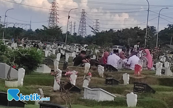 Jelang Ramadan, Warga Padati Makam di Surabaya