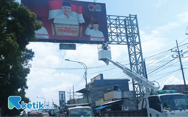 Thumbnail Turunkan Baliho Capres, Satpol PP Kabupaten Malang Gunakan Crane
