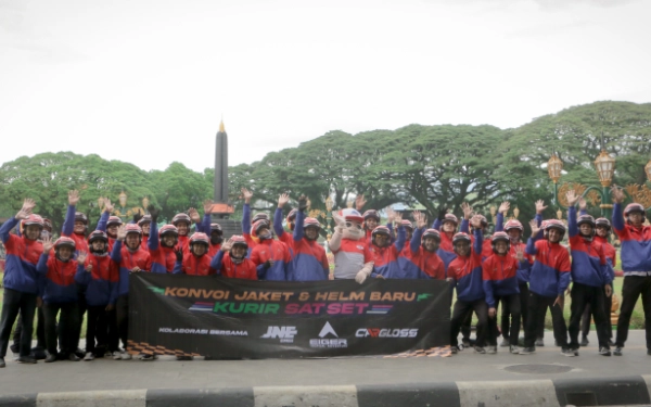 Dibekali Jaket dan Helm Terbaru, Kurir JNE Makin Sat Set Antar Kebahagiaan