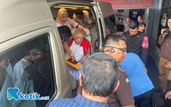 Foto Penahanan H Alim tersangka kasus korupsi pemalsuan dokumen surat tanah di Jalan Tol Palembang - Jambi usai dilakukan pemeriksaan dan penahanan di Kejati Sumsel, Senin, 10 Maret 2025. (Foto: M Mahendra/Ketik.co.id)