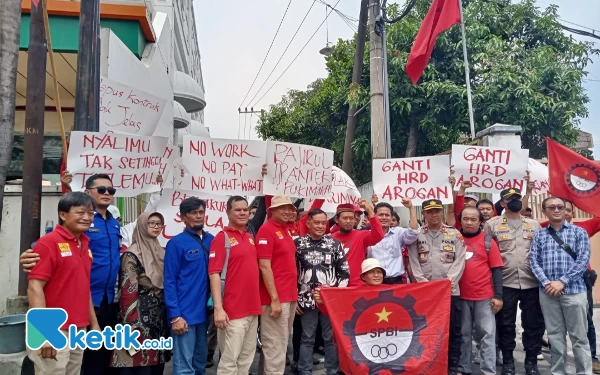 Thumbnail Berita - Gaji Tidak Sesuai UMK, Ratusan Buruh PT S3 di Kabupaten Malang Demo Perusahaan