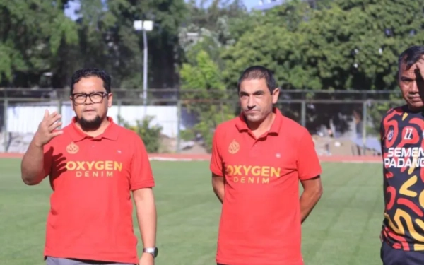 Thumbnail Berita - Mantan Pelatih Arema FC Kini Jadi Pahlawan Semen Padang, Kontrak Almeida Diperpanjang