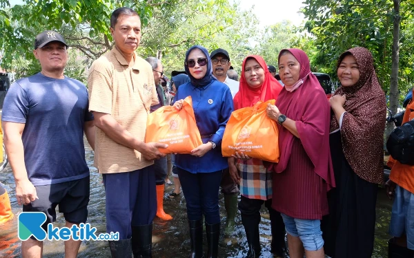 Thumbnail Berita - Wabup Sidoarjo Mimik Idayana Bantu Korban Banjir di Candi dan Citra Fajar Golf