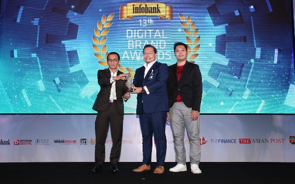 Thumbnail BRI Borong 12 Penghargaan 13th Infobank-Isentia Digital Brand Recognition 2024, Dirut Sunarso Jadi The Best CEO in Digital Brand