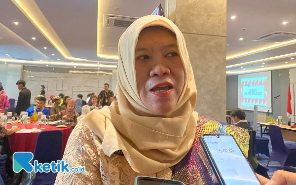 Thumbnail Berita - Kepala Balai Bahasa Jatim Apresiasi Pemkot Surabaya Gunakan Aksara Jawa di Ruang Publik