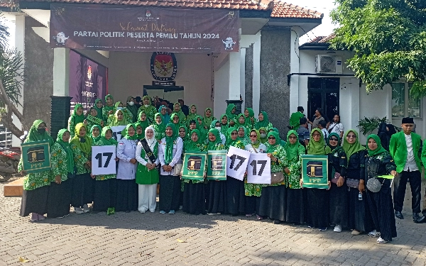 Foto Rombongan PPP di kantor KPU Jombang. (Foto: Rifat/ketik.co.id)