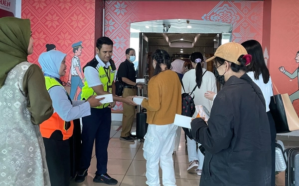 Thumbnail Berita - PT Angkasa Pura Bagikan 2.175 Takjil Gratis Selama Ramadan di Bandara SMB II