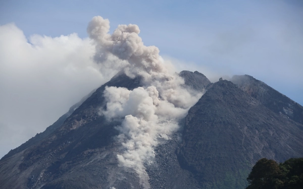 Thumbnail Berita - BPPTKG Catat 156 Kali Guguran Lava Gunung Merapi