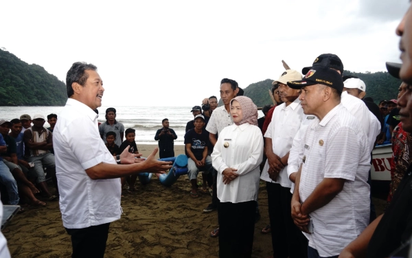 Gambar Menteri KKP Tinjau Lokasi Pembangunan Kampung Nelayan Merah Putih di Malang Selatan
