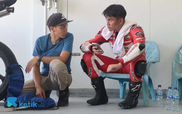 Foto Mario Aji berdiskusi dengan tim mekaniknya saat istirahat latihan (24/1). (Foto: Ias Abdullah/Ketik.co.id)