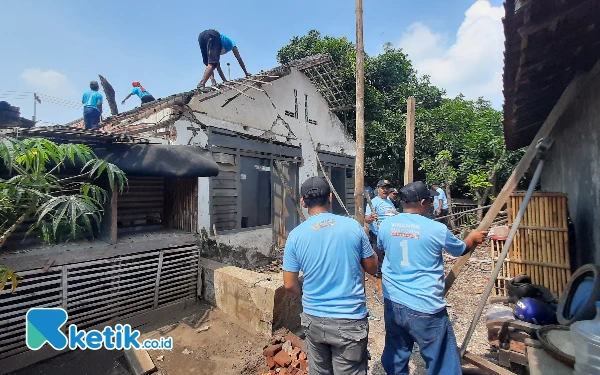 Thumbnail Berita - Usai Viral, Cawali Kediri Vinanda Prameswati Renovasi Rumah Tak Layak Huni