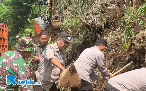 Thumbnail Berita - Bersama Masyarakat, TNI-Polri Bersihkan Lokasi Longsor di Wagir Kabupaten Malang