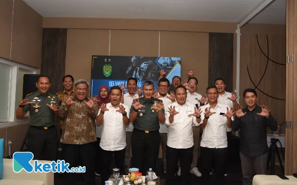 Foto Pangdam III/Siliwangi Mayjen TNI Kunto Arief Wibowo bersama pengurus PWI Jabar  saat Ngobar di Ruang Tirtayasa Makodam III/Siliwangi, Rabu (15/2/23). (Iwa/Ketik.co.id)