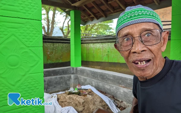 Foto Juru kunci makam Ki Ageng Buwono Keling, Santoso, saat bercerita kesaktian penguasa wengker selatan Pacitan masa lampau. (Foto: Al Ahmadi/Ketik.co.id)