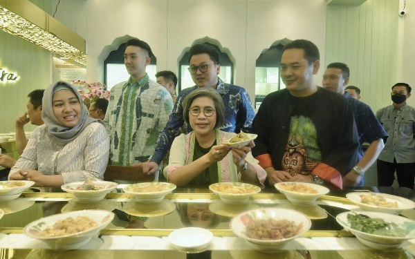 Thumbnail Berita - Indah Kurnia Apresiasi Ekspansi Bisnis Restoran Aroma Padang Berkonsep Sushi Train