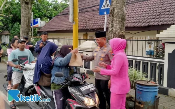 Thumbnail Berita - Berkah Ramadhan, Polres Malang dan Jurnalis Bagikan Ratusan Paket Takjil ke Pengendara