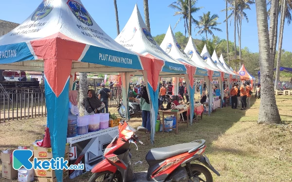 Foto Lapangan pantai srau, yang disulap jadi lapak puluhan UMKM masyarakat, semarakkan Pacitan Adventure Tourism 2023. (Foto: Al Ahmadi/Ketik.co.id)