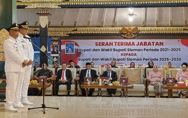 Foto Acara sertijab Bupati Sleman juga menghadirkan mantan Bupati dan Wabup Sleman maupun Pjs Bupati yang pernah memimpin Sleman sebelumnya. Diantaranya Ibnu Subiyanto, Yuni Satia Rahayu, Sri Purnomo dan Kusno Wibowo. (Foto: Fajar Rianto / Ketik.co.id)