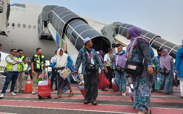 Thumbnail Jemaah haji langsung menuju bus di Bandara Internasional Juanda, Selasa (4/7/2023). (Foto : M.Khaesar/Ketik.co.id)