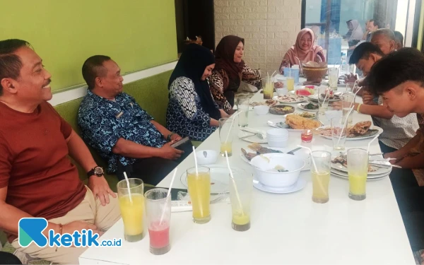 Thumbnail Berita - Menyaksikan Kelucuan Makan Bareng Anggota DPRD Sidoarjo dan Penghuni Liponsos  Sidoarjo