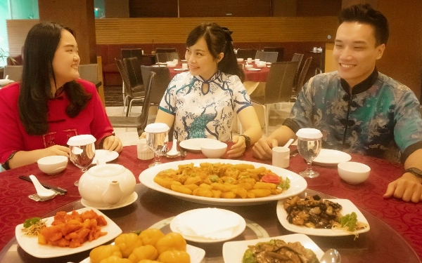 Sambut Imlek, Hotel Mercure Surabaya Hadirkan Helen Huang dan Tabur Angpao