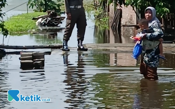 Thumbnail Berita - Dua Minggu Kebanjiran, Warga Jabon Dibantu Bupati Subandi 35 Ribu Sembako