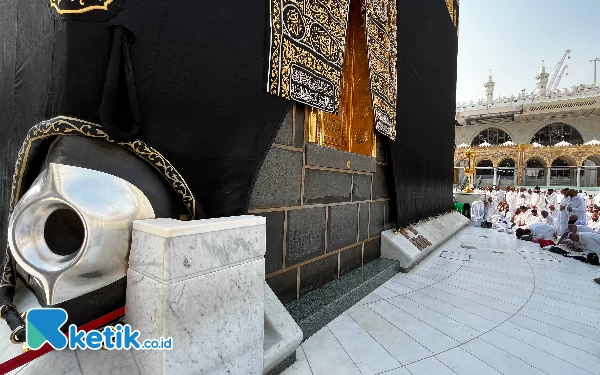 Thumbnail Melihat suasana Hajar Aswad dan Pintu Ka’bah saat bersih dari jutaan jamaah yang mau mencium dan menyentuh Ka’bah. (Foto: Kiagus Firdaus/Ketik)