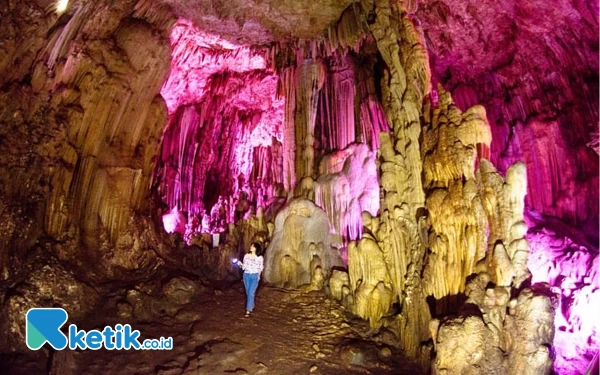 Foto Wisatawan tengah menikmati keindahan ajaib bebatuan alami menggunakan senter yang membuat betah dan memanjakan mata. (Foto: Ananda Tenri Arafah for Ketik.co.id)