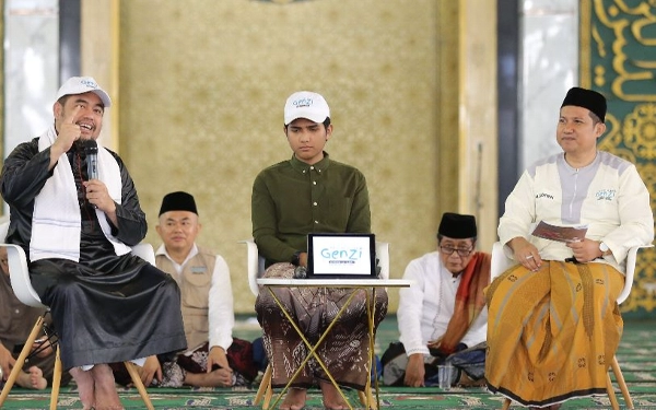 Foto Majelis Subuh GenZi Spirit Influencer Dakwah Digital bersama Influenser dakwah dari Madura,  Kadam Sidik dan Ustaz H.A Muzzaky Al Hafidz. (Foto: Dok Masjid Al-Akbar Surabaya)